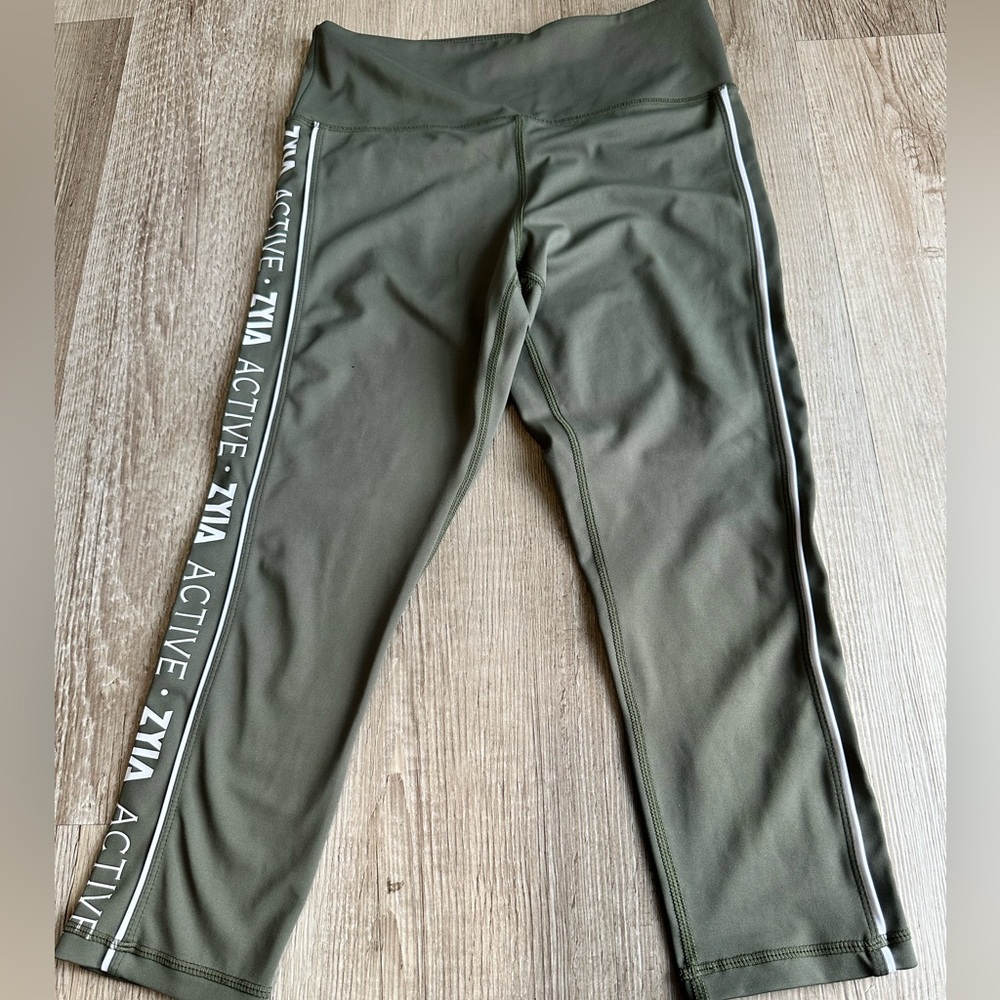 Zyia active light and tight capri leggings olive green size 6-8